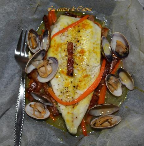 Papillote de rodaballo con almejas y beicon