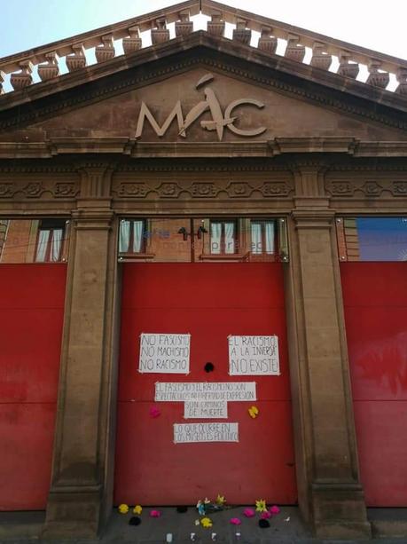 Colocan cartulinas en el MAC en repudio a controversial obra