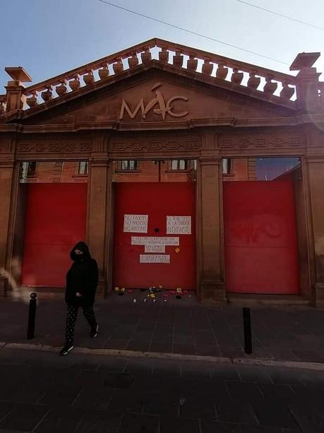 Colocan cartulinas en el MAC en repudio a controversial obra