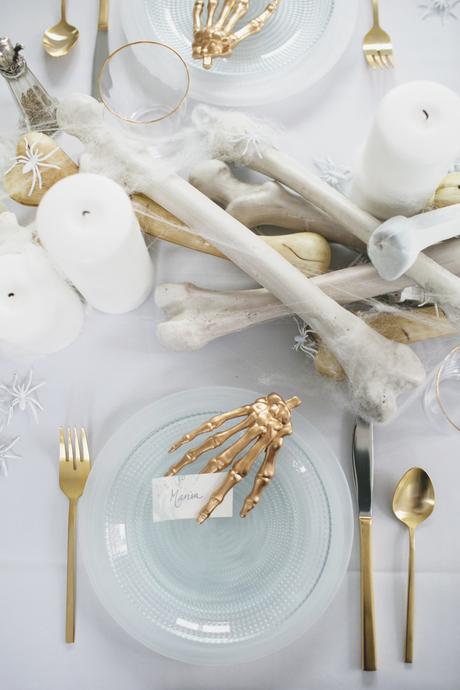 Cómo decorar una mesa de Halloween en blanco3