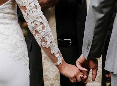 Novios tomados de la mano durante la ceremonia