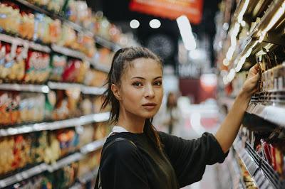 Mujer en el supermercado