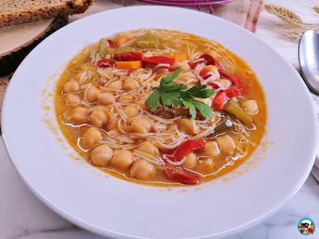 Sopa de garbanzos con fideos Sopa de garbanzos con fideos