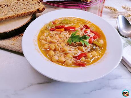 Sopa de garbanzos con fideos