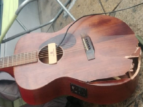 Jack White regala una guitarra de 4.000 euros a un músico callejero al que le destrozaron la suya en plena actuación
