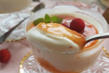 Panna cotta de yogur con coulis de madroños