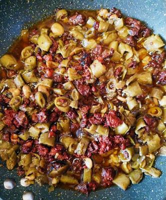 Habas con cebolleta y morcilla