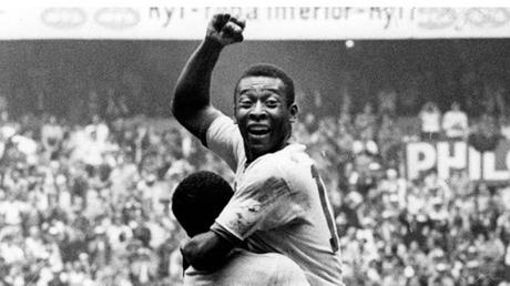 Pelé cumple 80 años y sigue siendo un símbolo mundial del fútbol.