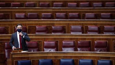Santiago Abascal, un candidato a presidente con sueldo y pistola, fracasa en su moción de censura en el Congreso.