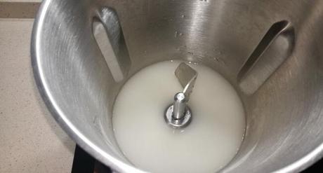 Calentamos el agua con la levadura en la jarra