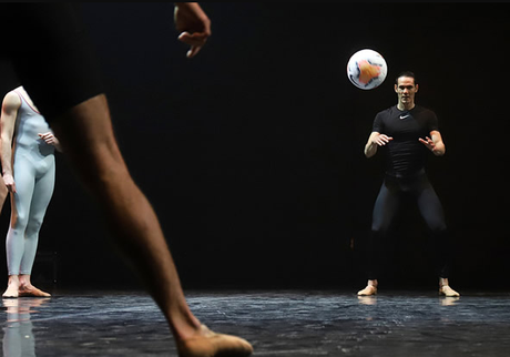 Edinson Cavani futbolista  y El  Ballet El Sodre promueven  la danza  en niños