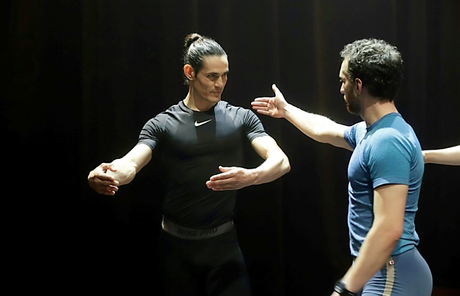 Edinson Cavani futbolista  y El  Ballet El Sodre promueven  la danza  en niños