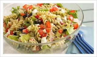 Ensalada de pasta fría con aguacate, tomate y queso