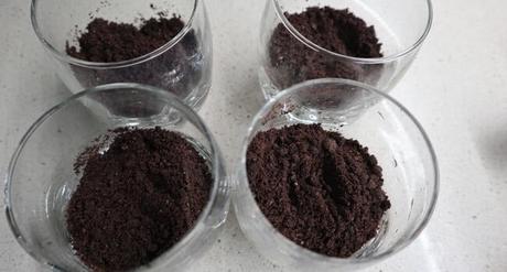 Vasitos de Oreo para Halloween con Thermomix ® Repartir las galletas trituradas entre los vasos