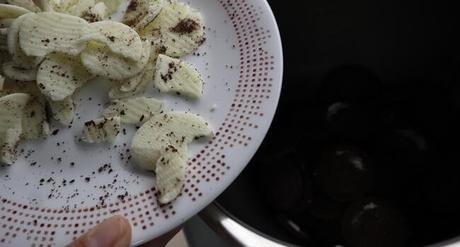 Vasitos de Oreo para Halloween con Thermomix ® Le quitamos la crema a las galletas y trituramos la parte negra de las galletas Oreo