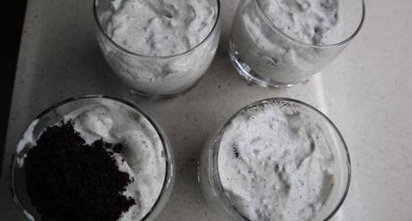 Repartir la crema y echar la galletas encima para decorar y metemos en el frigorífico nuestras deliciosa tarta mousse de Oreo hecha con Thermomix