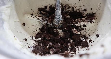 Vasitos de Oreo para Halloween con Thermomix ® Echamos el resto de las galletas trituradas un poco y las mezclamos