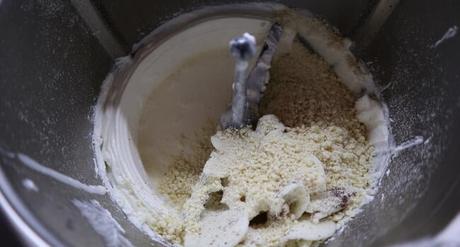 Vasitos de Oreo para Halloween con Thermomix ® Echamos en el vaso junto al queso el chocolate blanco y mezclamos todo