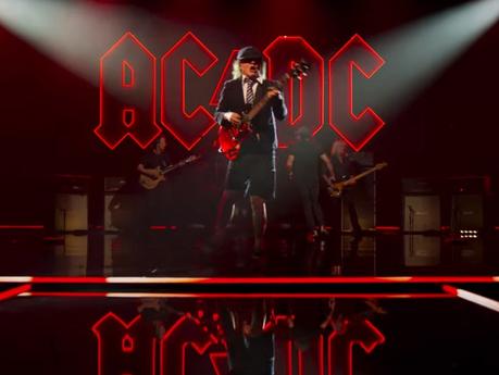 AC/DC no se complican en su nuevo videoclip (ni falta que hace)