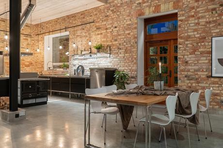 vigas en el techo scandinavian loft scandinavian industrial style open kitchen open concept nordic style modern loft modern industrial house loft ladrillo visto interiores techos altos industrial style industrial kitchen high celings grandes ventanales exposed brick estilo industrial espacio diáfano diseño nórdico diseño escandinavo decoración nórdica decoración de cocinas industriales cocinas profesionales cocinas modernas cocina abierta ceiling beams  