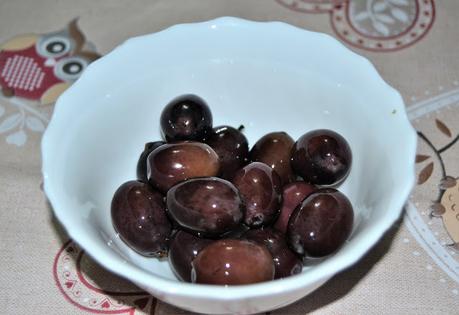 Aceitunas negras aliñadas con ajo y hierbas Aceitunas negras aliñadas con ajo y hierbas