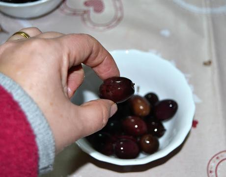 Aceitunas negras aliñadas con ajo y hierbas