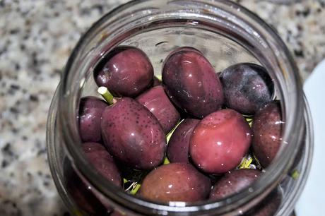 Aceitunas negras aliñadas con ajo y hierbas