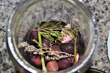 Aceitunas negras aliñadas con ajo y hierbas