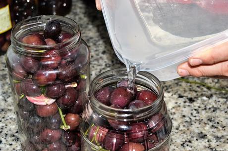 Aceitunas negras aliñadas con ajo y hierbas Aceitunas negras aliñadas con ajo y hierbas