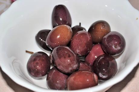 Aceitunas negras aliñadas con ajo y hierbas Aceitunas negras aliñadas con ajo y hierbas