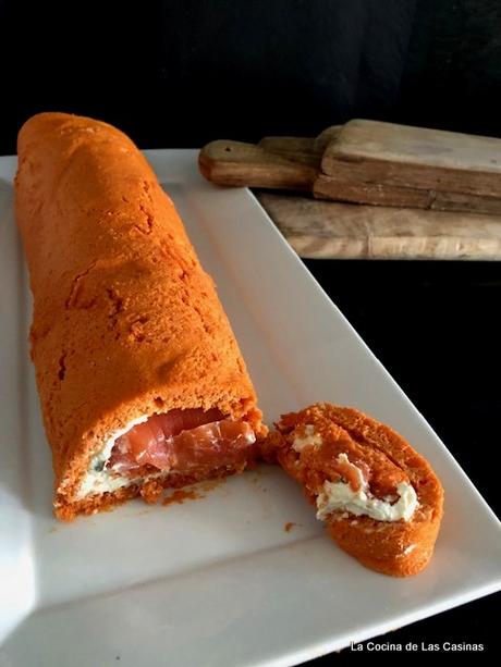 Rollo de Bizcocho de Tomate con Salmón Ahumado y Crema de Queso Rollo de Bizcocho de Tomate con Salmón Ahumado y Crema de Queso