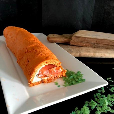Rollo de Bizcocho de Tomate con Salmón Ahumado y Crema de Queso Rollo de Bizcocho de Tomate con Salmón Ahumado y Crema de Queso