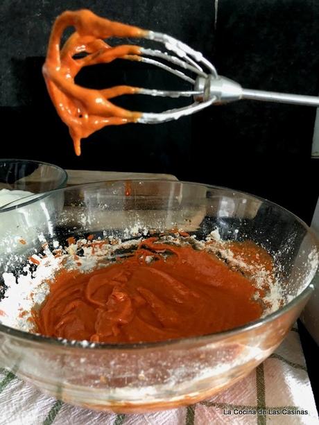 Rollo de Bizcocho de Tomate con Salmón Ahumado y Crema de Queso Rollo de Bizcocho de Tomate con Salmón Ahumado y Crema de Queso