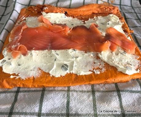 Rollo de Bizcocho de Tomate con Salmón Ahumado y Crema de Queso