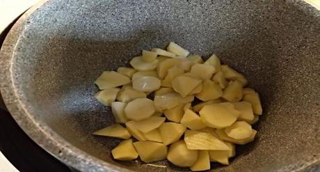 Tortilla de Patatas en Olla GM ® Cortar las patatas en gajos y las echamos en la cubeta