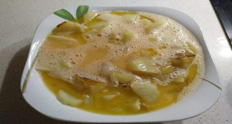 Tortilla de Patatas en Olla GM ® Batimos lo huevos y lo mezclamos con las patatas y la cebolla