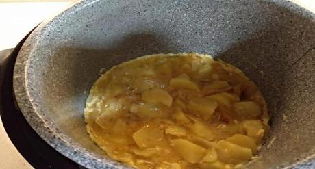 Echamos las patatas junto con el huevo en la cubeta y cocinamos