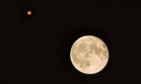 ¡Espectáculo nocturno! La Luna creciente pasará por Marte, formando un par luminoso en el cielo del atardecer