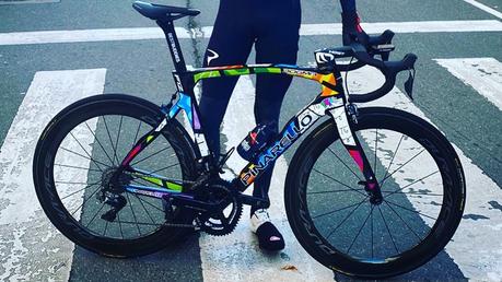Chris Froome estrena la nueva Pinarello diseñada por Romero Britto