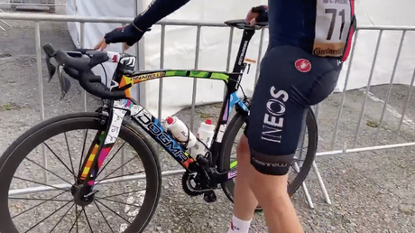 Chris Froome estrena la nueva Pinarello diseñada por Romero Britto