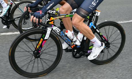 Chris Froome estrena la nueva Pinarello diseñada por Romero Britto