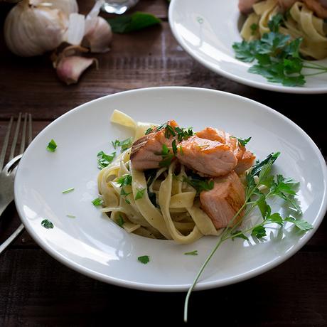 FETTUCCINE CON CREMA DE LIMÓN, ESPINACAS Y SALMÓN FRESCO