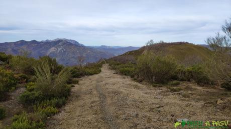 Camino al Curuchu Braña por el Cordal de Llanos de Somerón