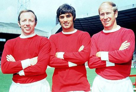 Nobby Stiles, uno de los futbolistas más duros de la historia Nobby Stiles, George Best y Bobby Robson posando con la zamarra del United.