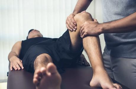 Por qué correr no es la mejor manera de capacitar a los agentes de policía Una lesión en la rodilla que está siendo examinada por un fisioterapeuta.