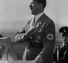 Hitler dando un discurso Hitler