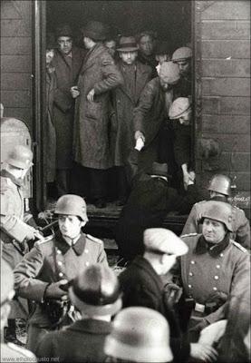 Judios siendo trasladados a un campo de concentracion El Holocausto