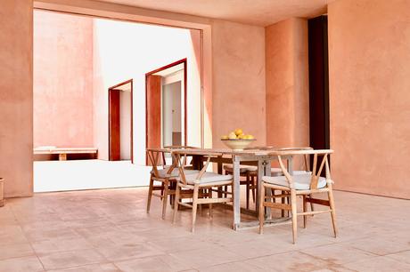 Casa Neuendorf, Mallorca / John Pawson + Claudio Silvestrin casa-de-color-rosa-de-claudio-silvestrin-y-john-pawson-en-mallorca-comedor-exterior_a1ad38fa_1650x1068 (1)