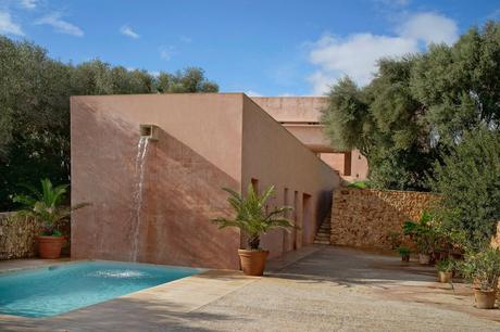 Casa Neuendorf, Mallorca / John Pawson + Claudio Silvestrin casa-de-color-rosa-de-claudio-silvestrin-y-john-pawson-en-mallorca-piscina-con-alberca_fd9fb5e0_1568x1121