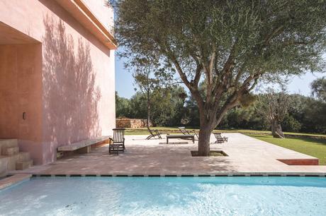 Casa Neuendorf, Mallorca / John Pawson + Claudio Silvestrin casa-de-color-rosa-de-claudio-silvestrin-y-john-pawson-en-mallorca-arboles-junto-a-la-piscina_75759552_1500x1000 (1)